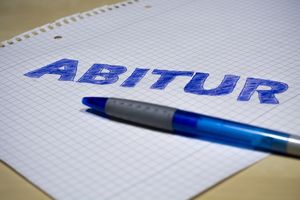 Blatt mit dem Wort "Abitur"